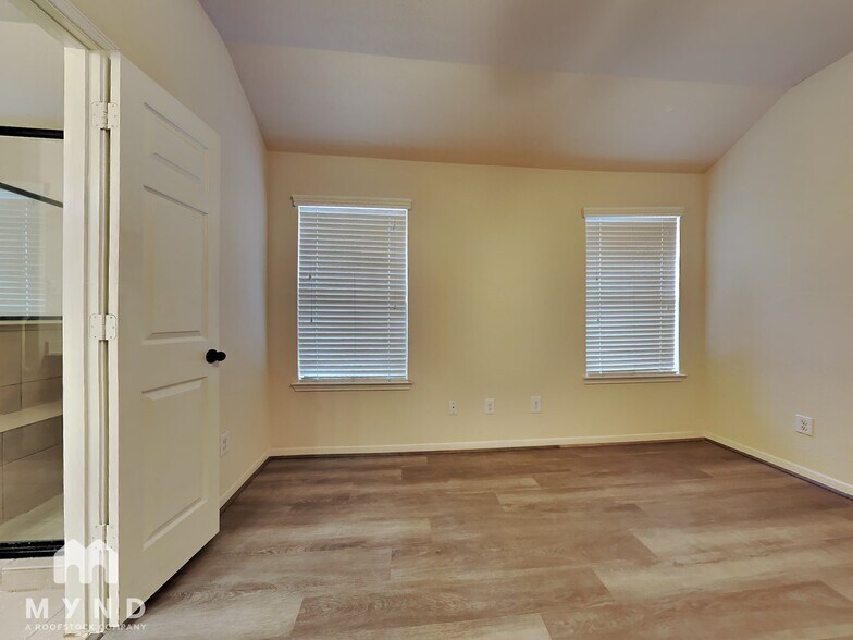 Building Photo - 2711 Lexington Park Dr