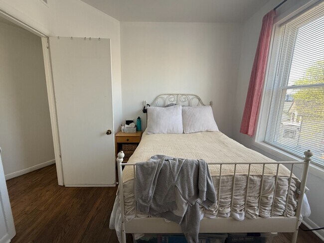 Building Photo - Rogers Park 1 Bed 1 Bath/ Dog Friendly / Top Floor Unit