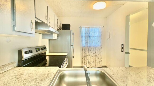 Building Photo - 9340 Lagoon Pl