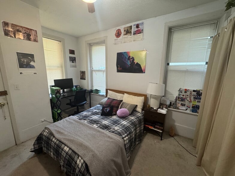 Brdm 13.5' x 10' - 859 W Lill Ave