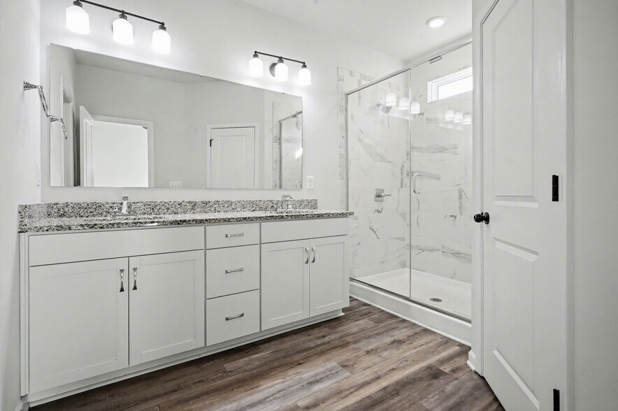 Building Photo - 2037 Statesville Ave