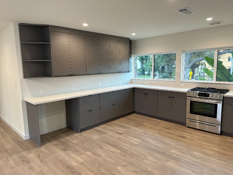 Building Photo - 2021 Beachwood Dr