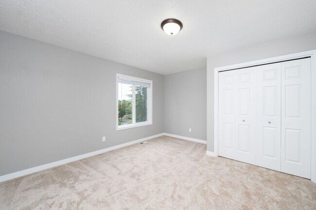 Building Photo - Stunning 4 bedroom, 2.5 bathroom home!! Must See!!