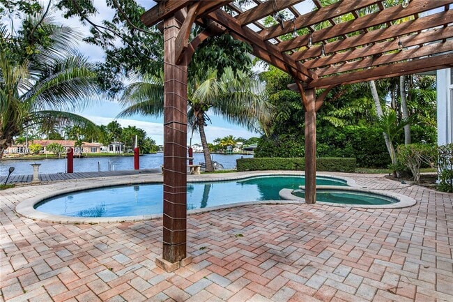 Building Photo - 2801 Coral Shores Dr