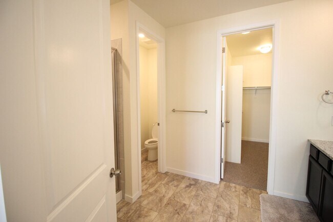 Building Photo - Beautiful Newer Ranch Style Home