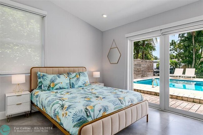 Building Photo - 1704 SW 4th Ct