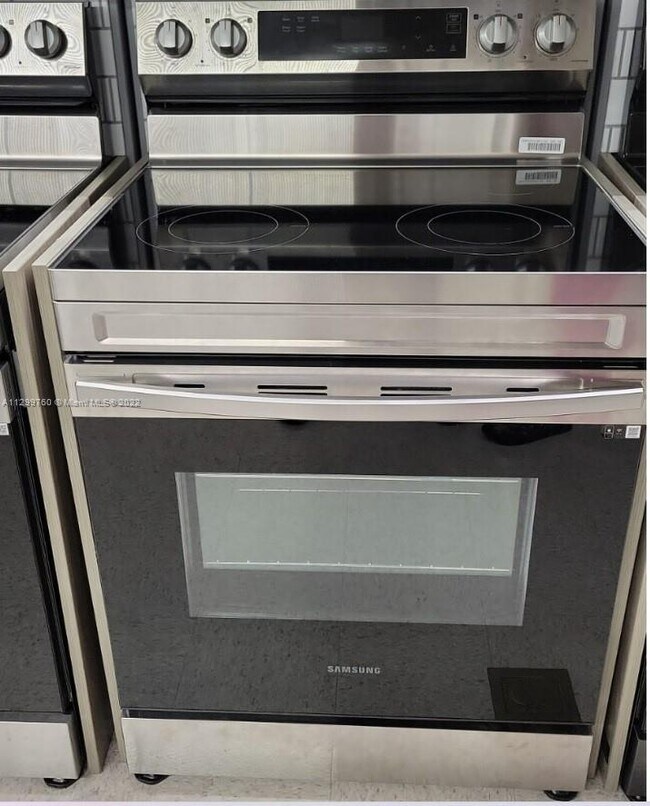 Building Photo - 570 S Park Rd