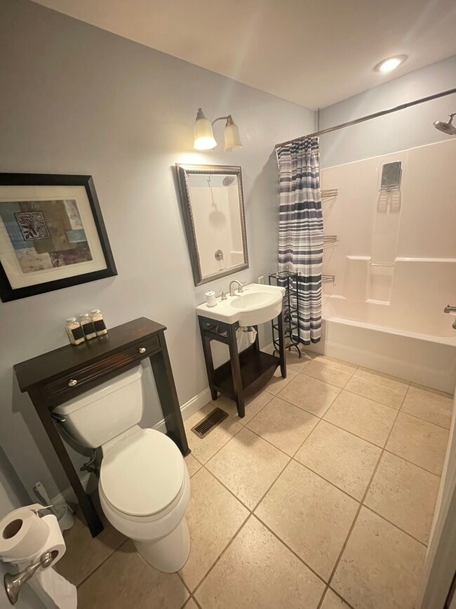 Building Photo - Brooks Street House - 1 bed 1 bath
