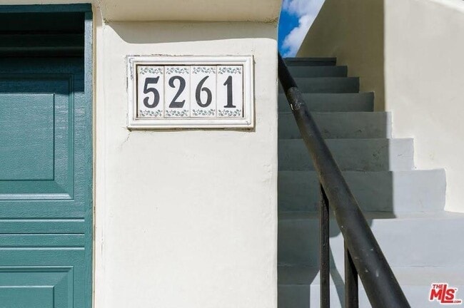 Building Photo - 5261 San Vicente Blvd