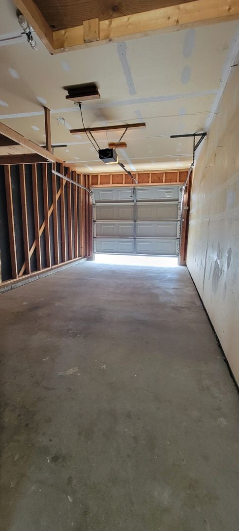 Building Photo - 3 Bedroom 1.5 Bathroom Home