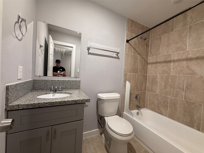 Building Photo - 6610 Haight St