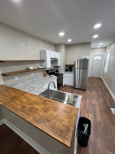 Building Photo - 810 E 8th St