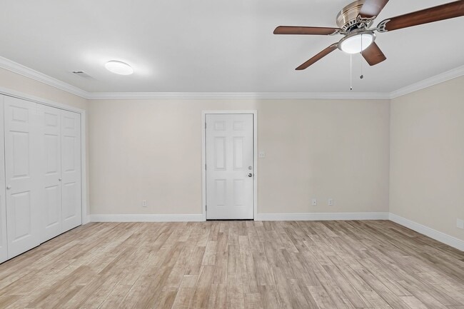 Building Photo - Discover Your Dream Apartment: Renovated 3-Bedroom, 2-Bath Apartment