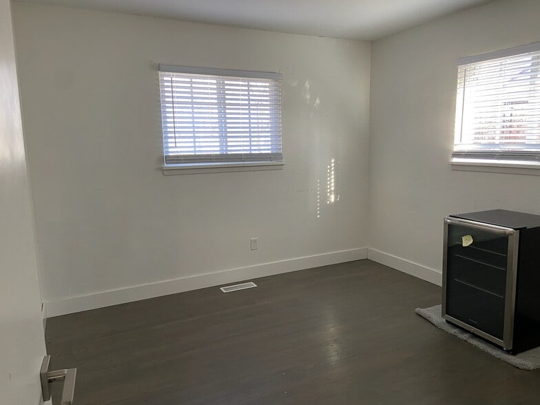 Building Photo - 1103 Ravenwood Ave