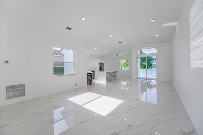 Building Photo - 5290 SW 134th Ave