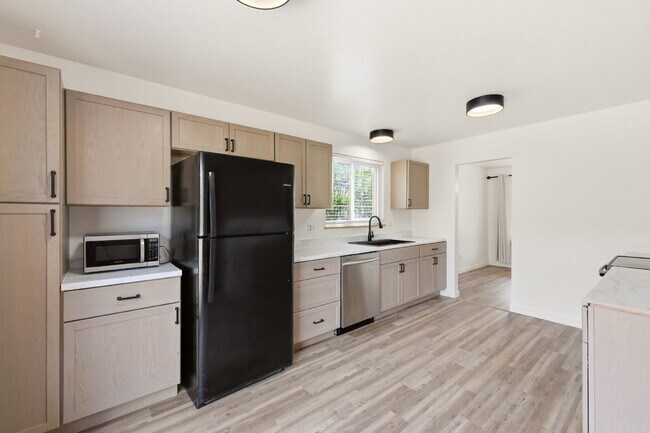 Building Photo - Huge Backyard - Remodeled 3 Bedroom 1.5 Bath Ready ASAP!