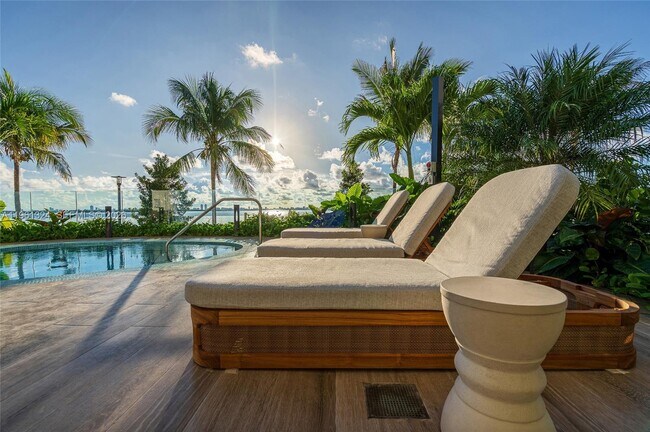 Building Photo - 700 NE 24th St