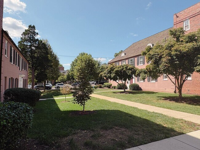 Building Photo - Furnished 1-Bedroom Condo in Fairfax Villa...