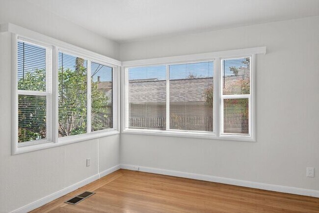 Building Photo - $2,800 /Month Beautiful 1 Bed, 1 Bath Single Story Centrally located in Petaluma!