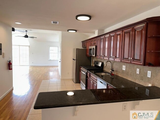 Building Photo - 2024 Grand Ave