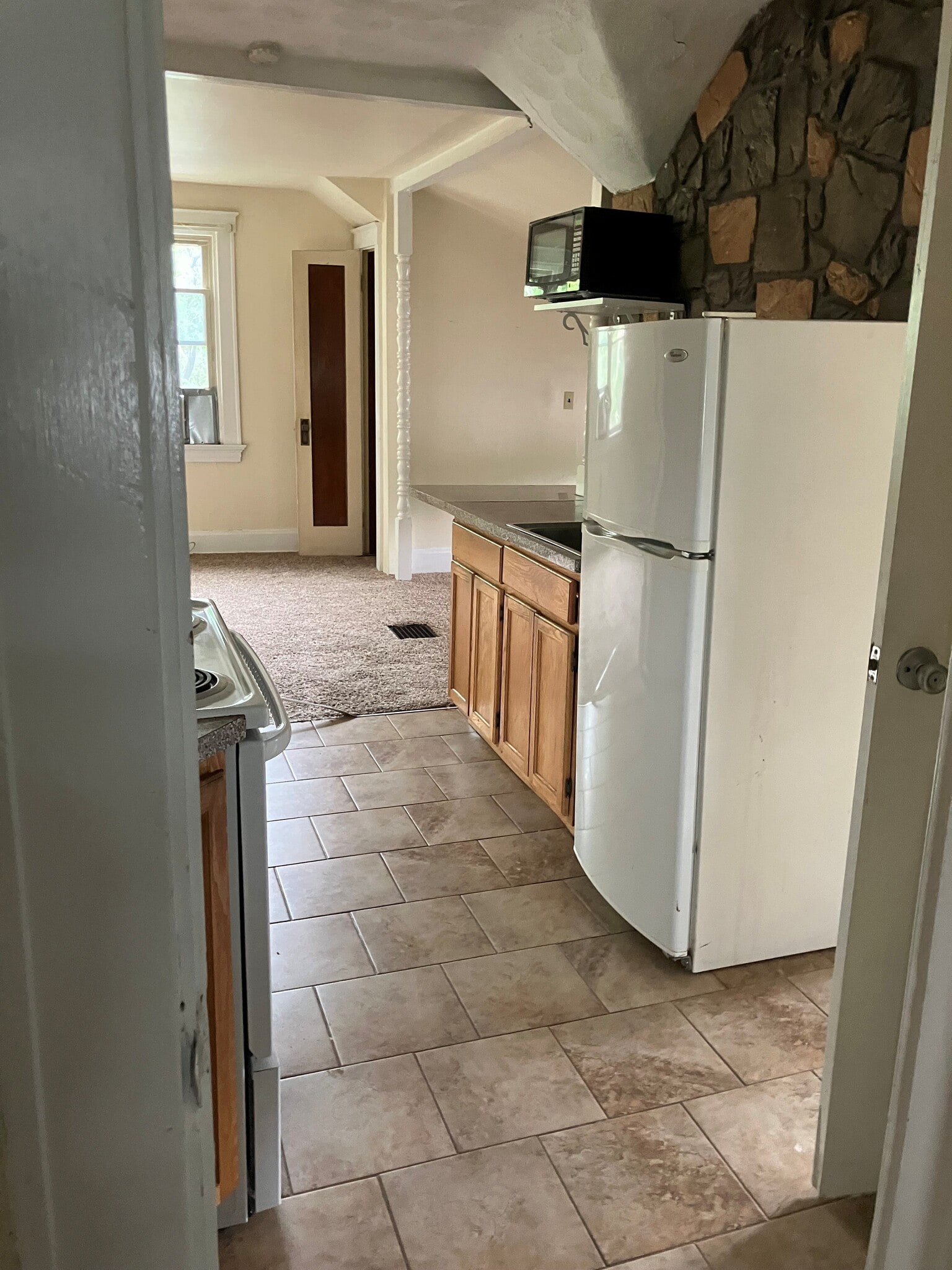 Kitch to LR + closet - 2534 Valley View Ct