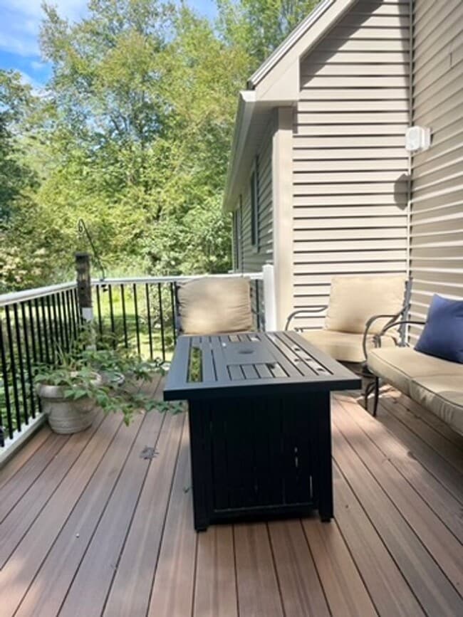 Building Photo - Sublet available now to May. Stunning 5 be...