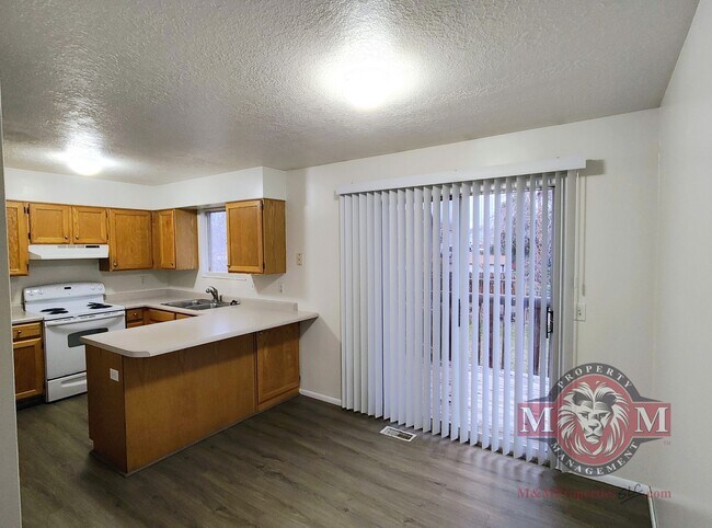 Building Photo - Beautiful Remodeled 4 Bd 2 Bath Home