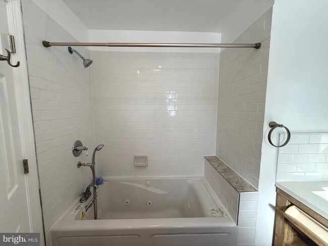 Building Photo - 7419 Farnum St