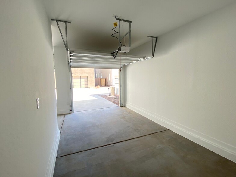 Building Photo - 1312 N Zane Dr