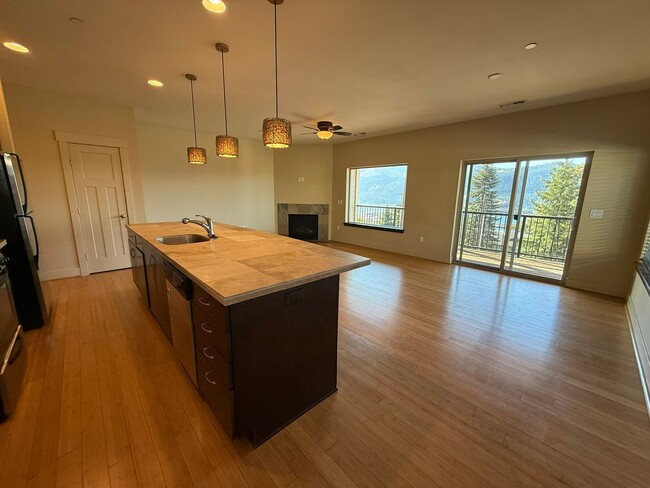 Building Photo - Application Pending - 2 Bedroom Townhouse For Rent In White Salmon