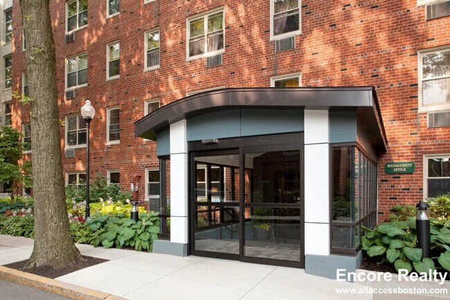 Building Photo - 10 Camelot Ct