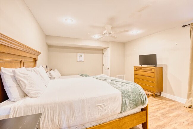 Building Photo - 1515 NW Bell Royal Ct