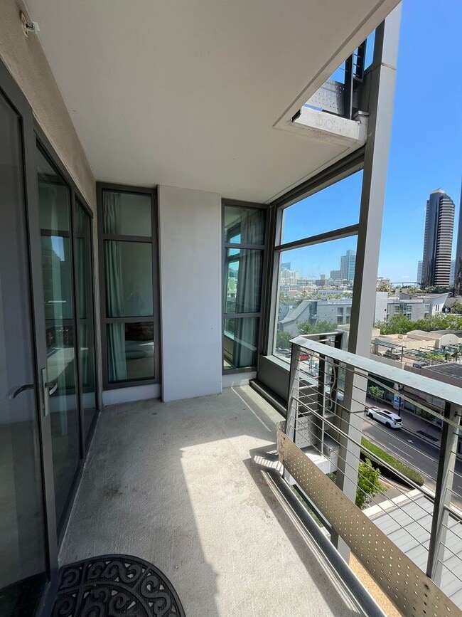 Building Photo - Experience upscale living in Downtown San Diego with great views. This is a must see!