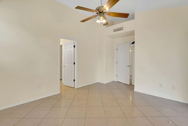 Building Photo - Sunlit Serenity in Rita Ranch – Vaulted Ce...