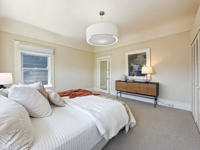 Building Photo - Beautiful 4BR+/3.5BA Edwardian Single-Fami...