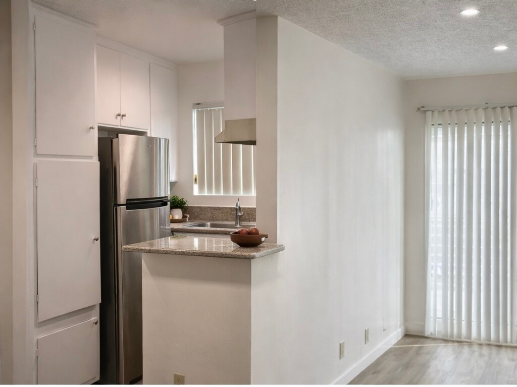 Building Photo - 4305 W 5th St