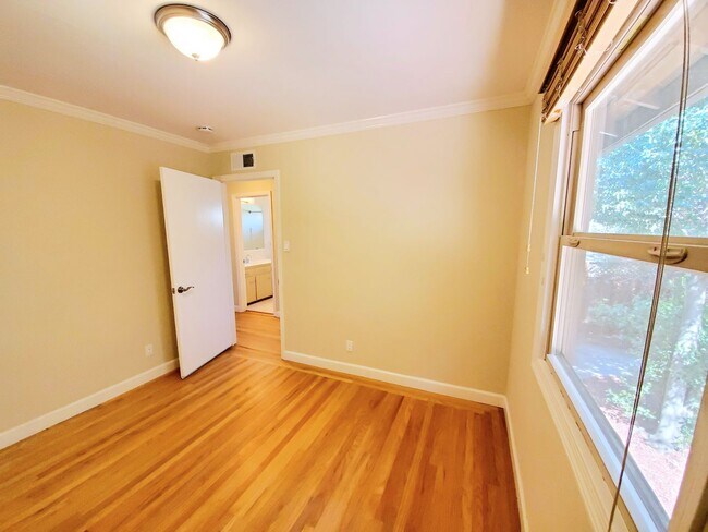 Building Photo - 301 42nd Ave