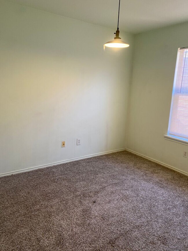 Building Photo - 3/2/2 Cozy Brick Home in South Lubbock!