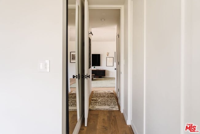 Building Photo - 999 N Doheny Dr