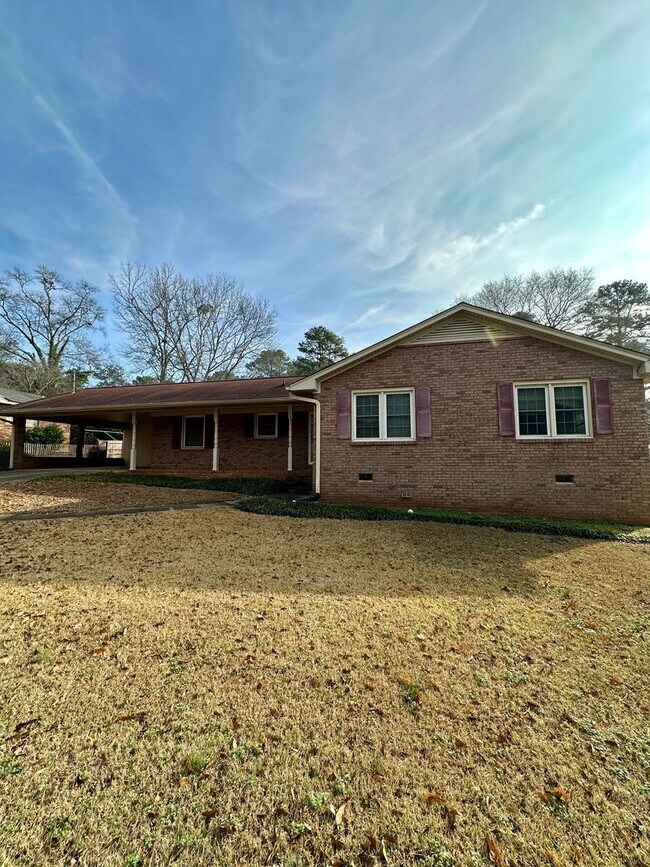 Building Photo - East-side home move-in ready