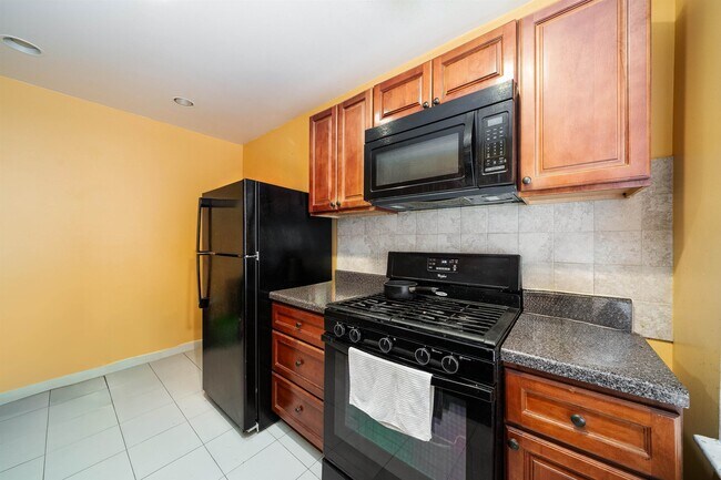 Building Photo - 66 Romaine Ave