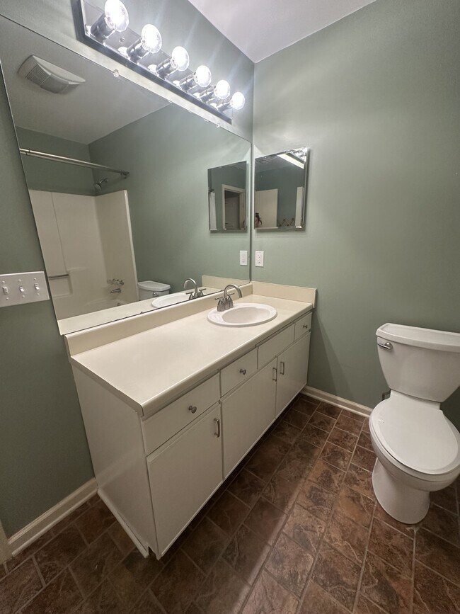 Building Photo - 5 Bent Oaks Ct