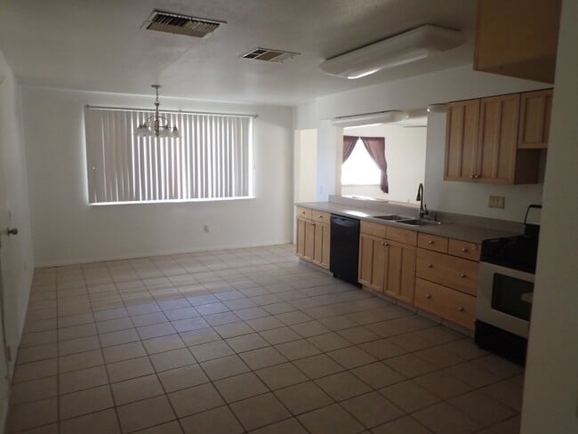 Building Photo - 208 W Mariposa Ave
