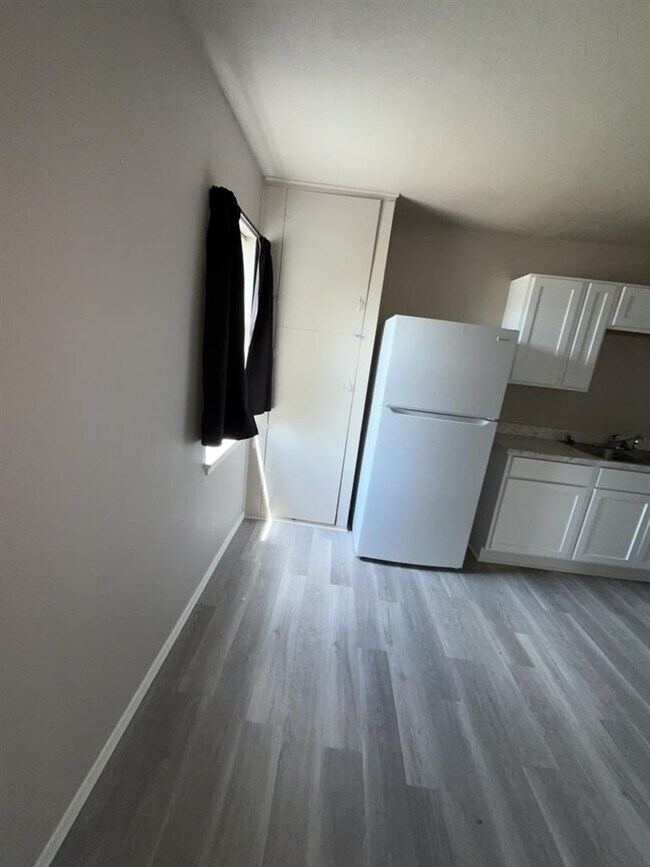 Building Photo - 1315 SW E Ave