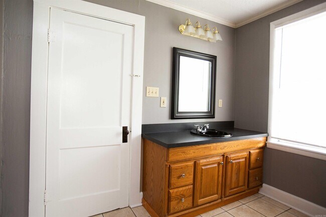 Building Photo - 504 W 33rd St