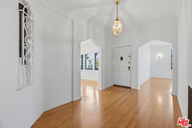 Building Photo - 307 S Doheny Dr