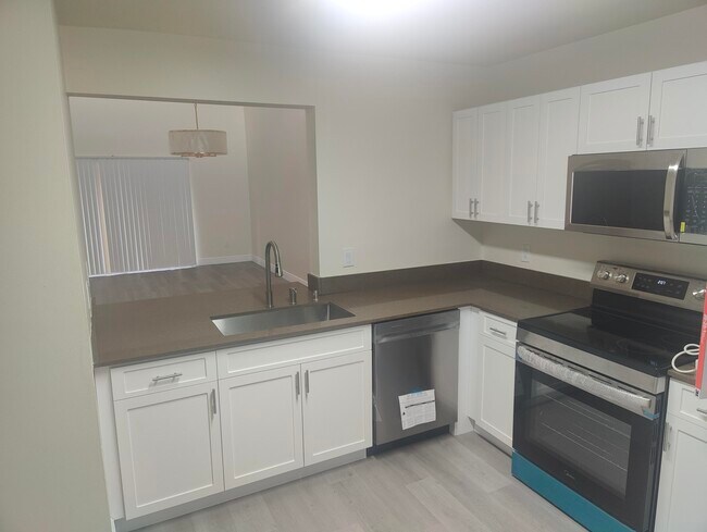 Building Photo - 302 Lakeview Dr E
