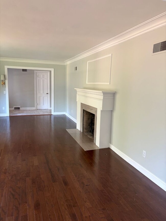 Building Photo - 1300 N Waldron Rd