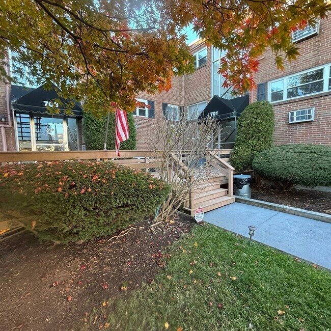 Building Photo - 701 Adams St