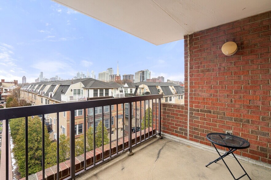 Building Photo - 200 Lombard St